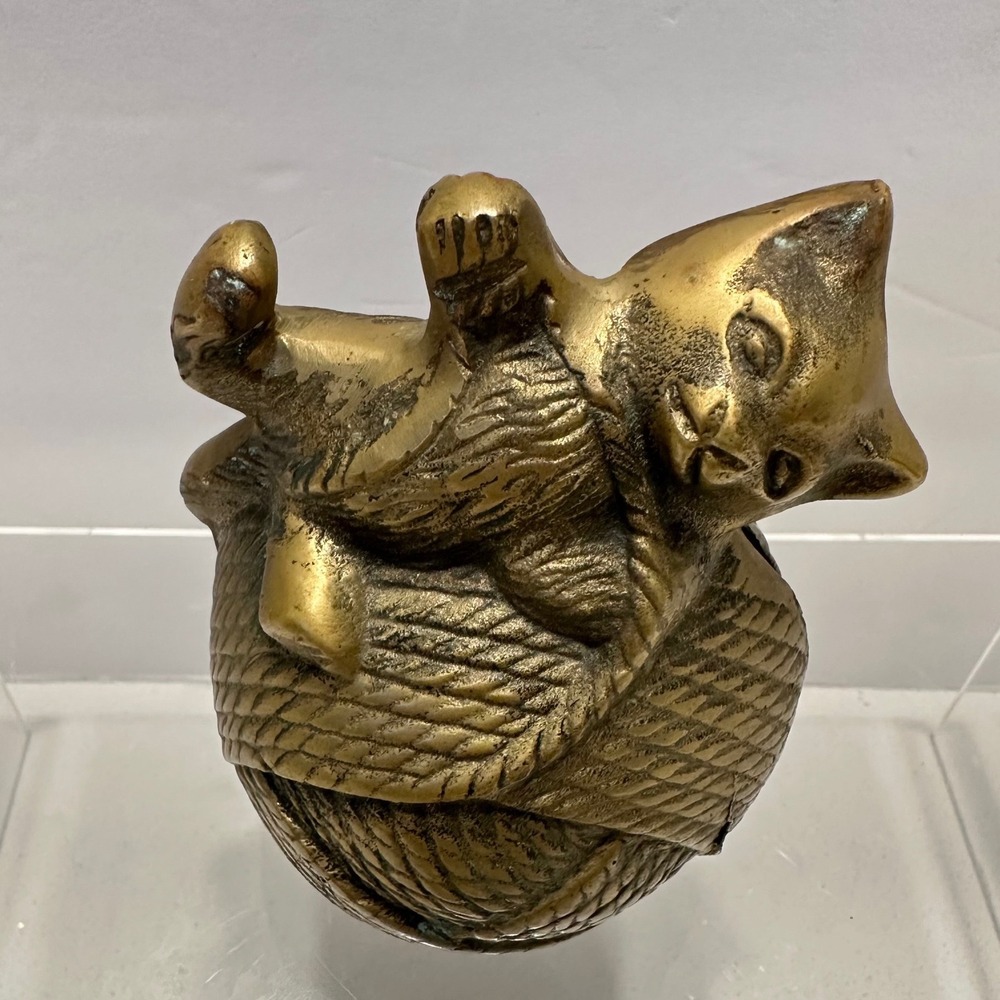 Vintage‎ Brass Cat on Yarn Ball Figurine Playful Kitten Statue Metal Bank Decor - Picture 4 of 12